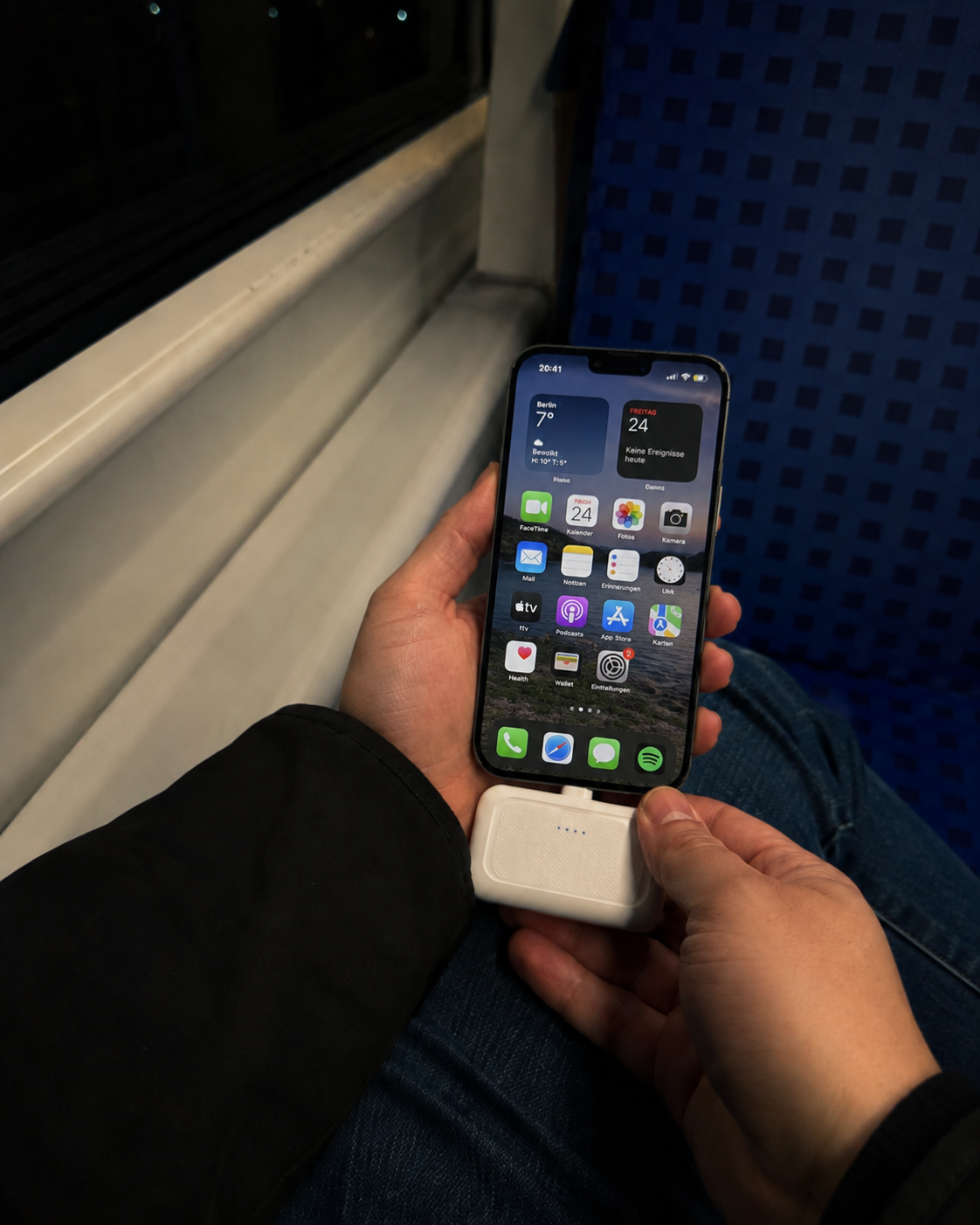 Mini powerbank używany podczas podróży pociągiem