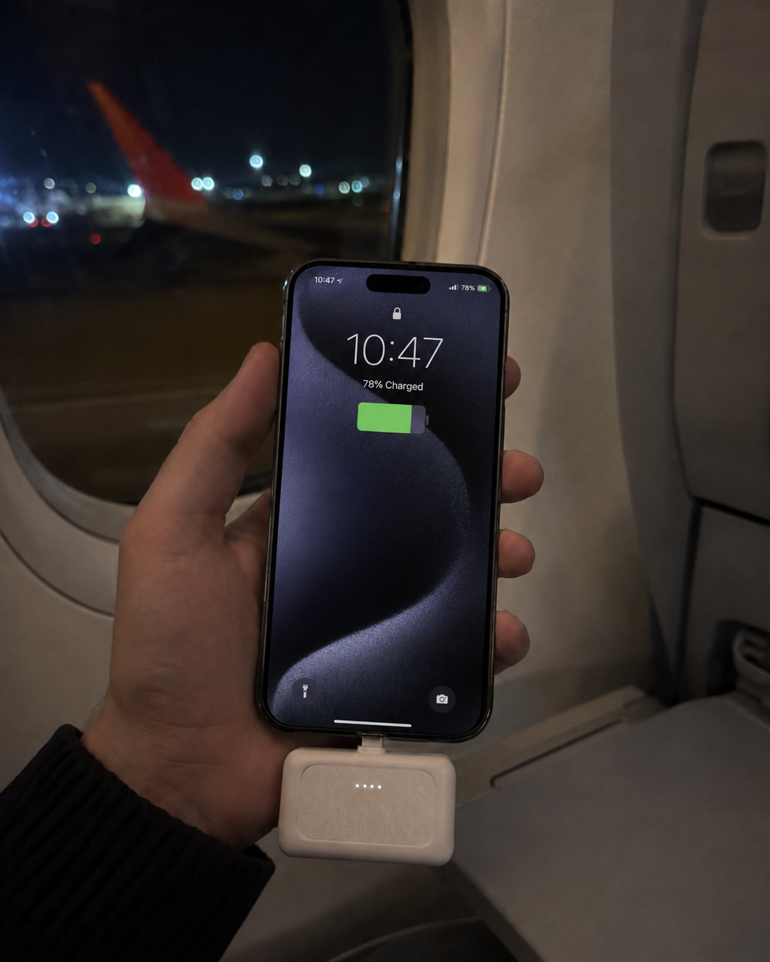 Mini powerbank używany podczas lotu samolotem