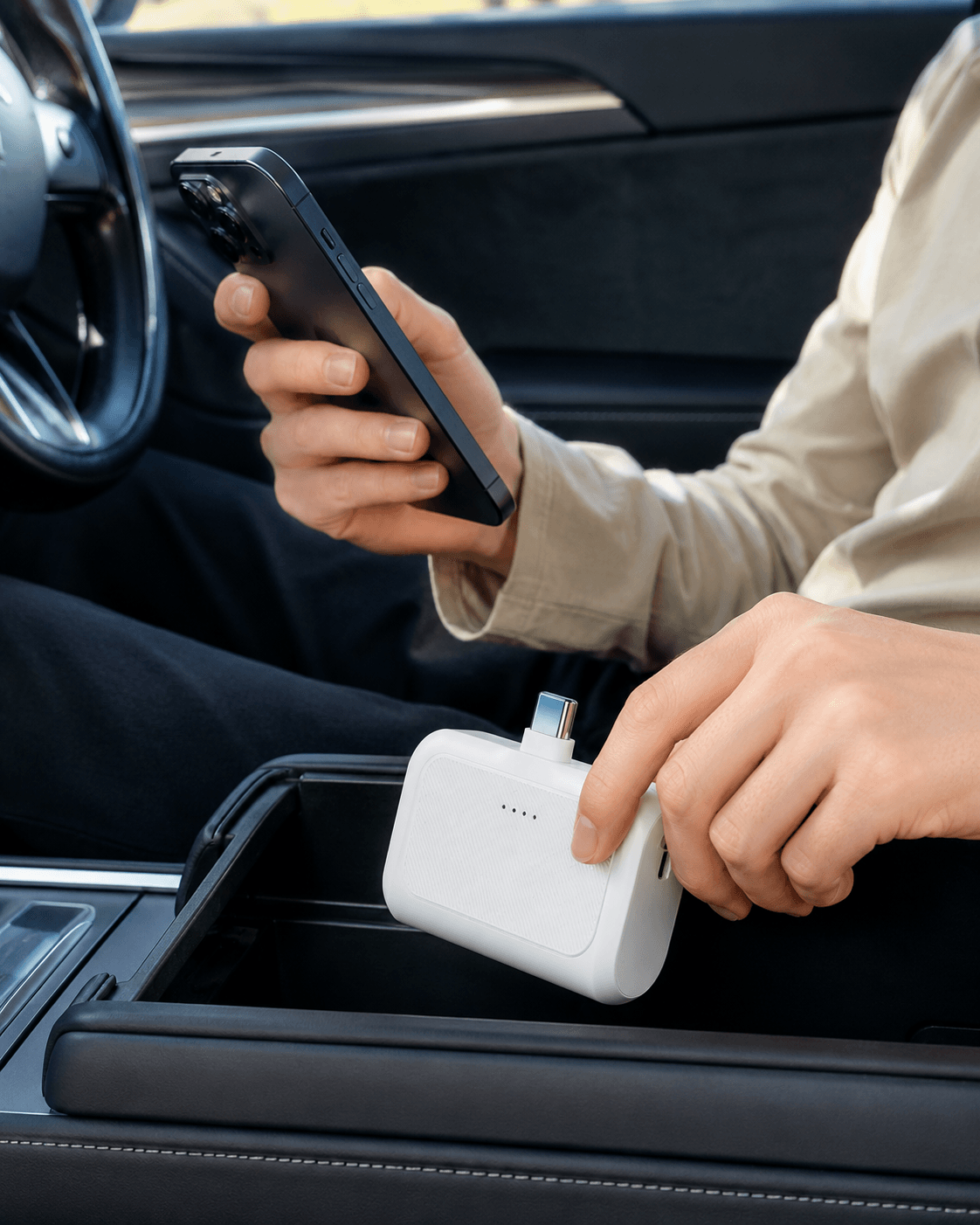 Mini powerbank przechowywany w samochodzie