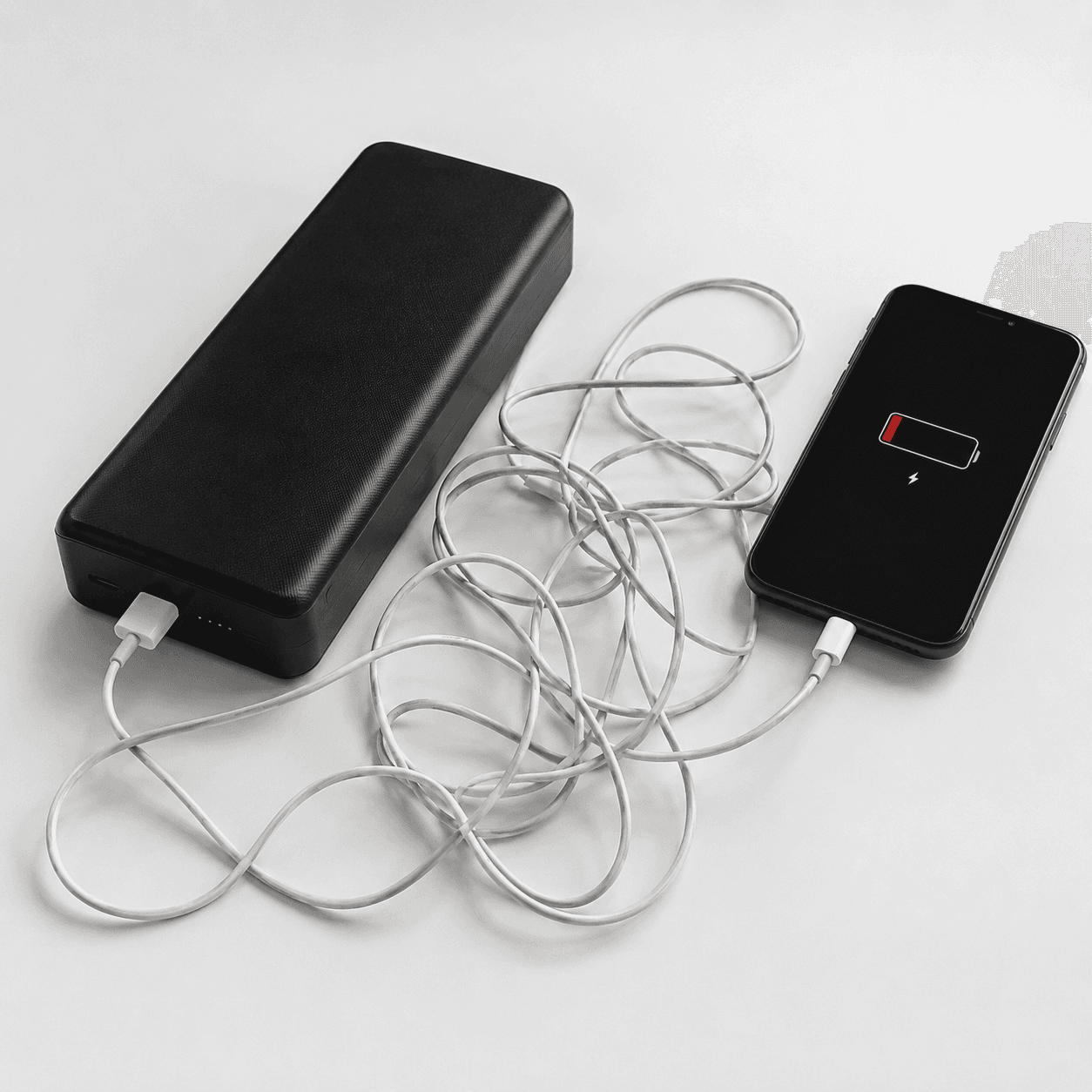 Duży powerbank z długim poplątanym przewodem